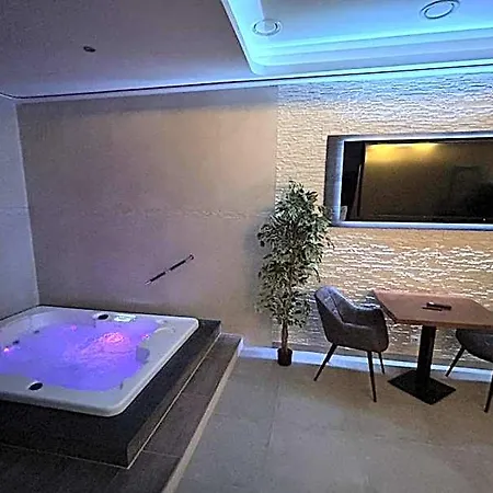 Aparthotel Me And 3*
