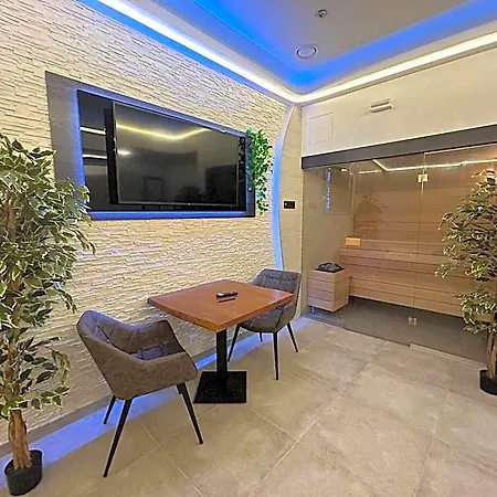 Aparthotel Me And 3*